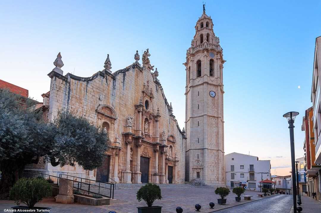 Pfarrkirche Von San Juan Bautista und Glockenturm