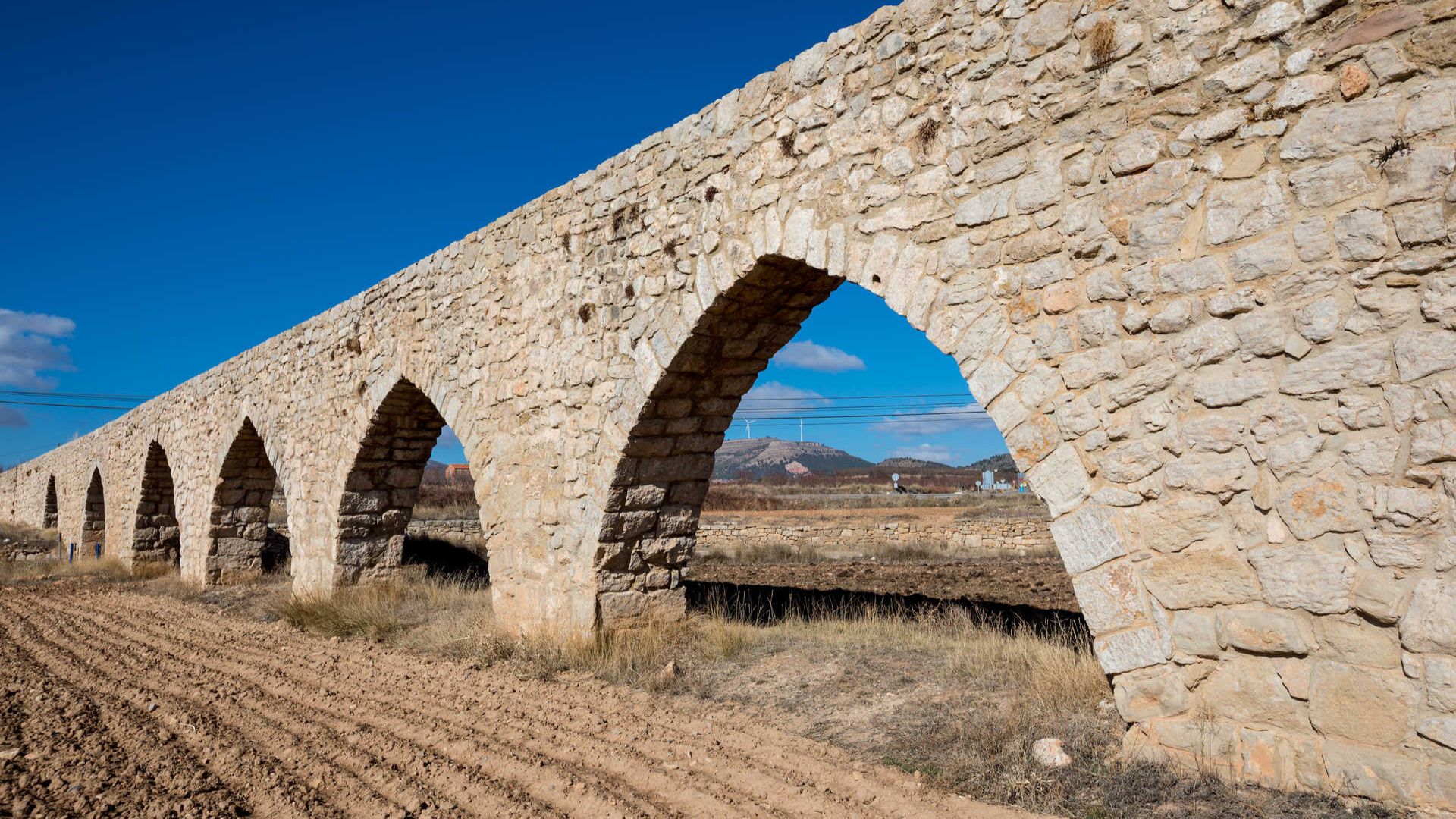 Acueducto Gotico Medieval de los Arcos
