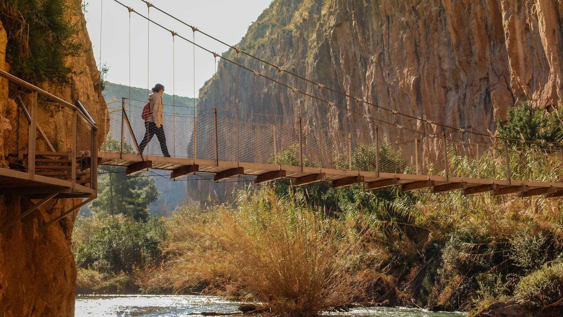 Supera tus límites en la ruta de los puentes colgantes de Chulilla