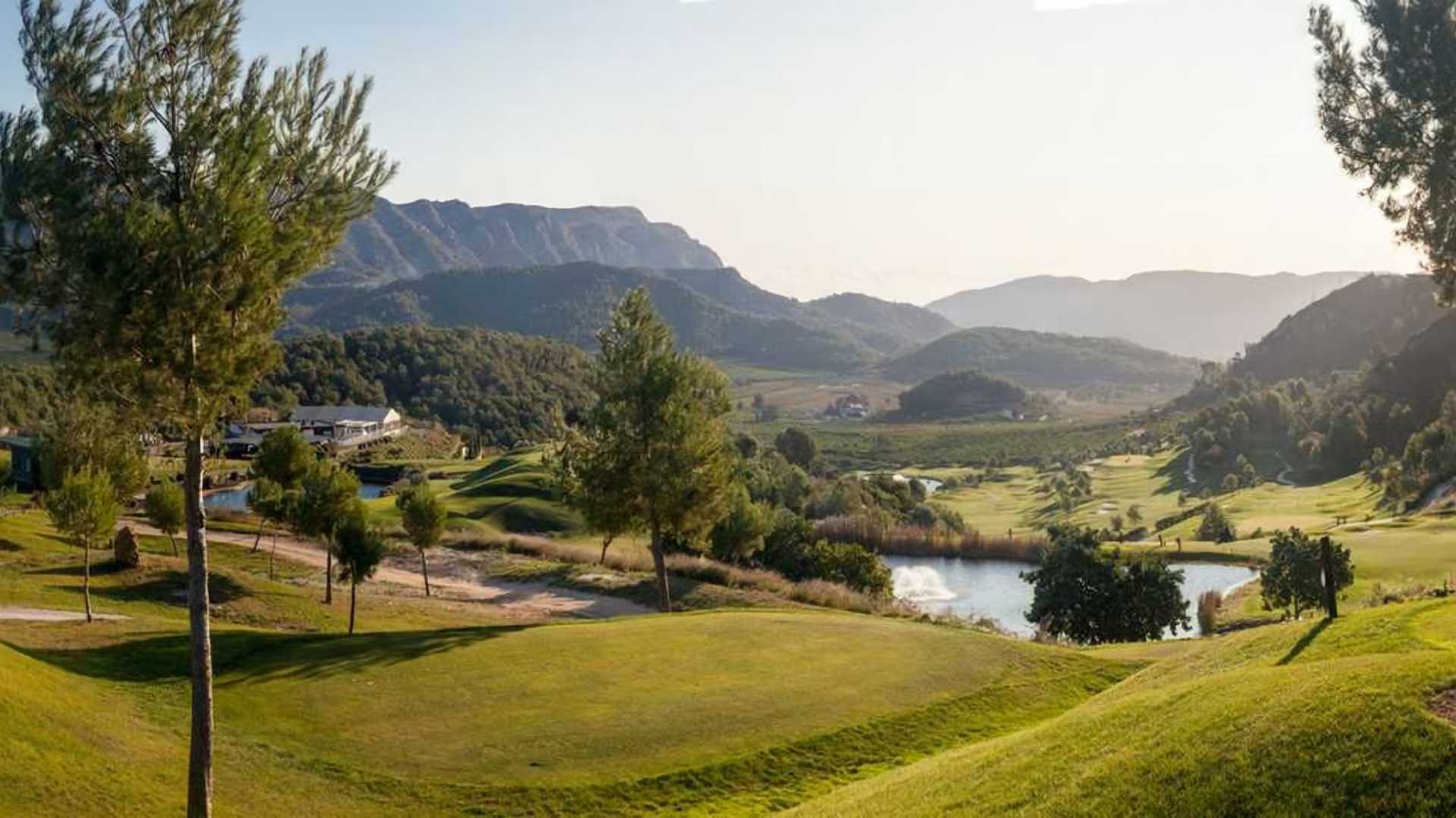 Play golf in spectacular landscapes in the province of Valencia