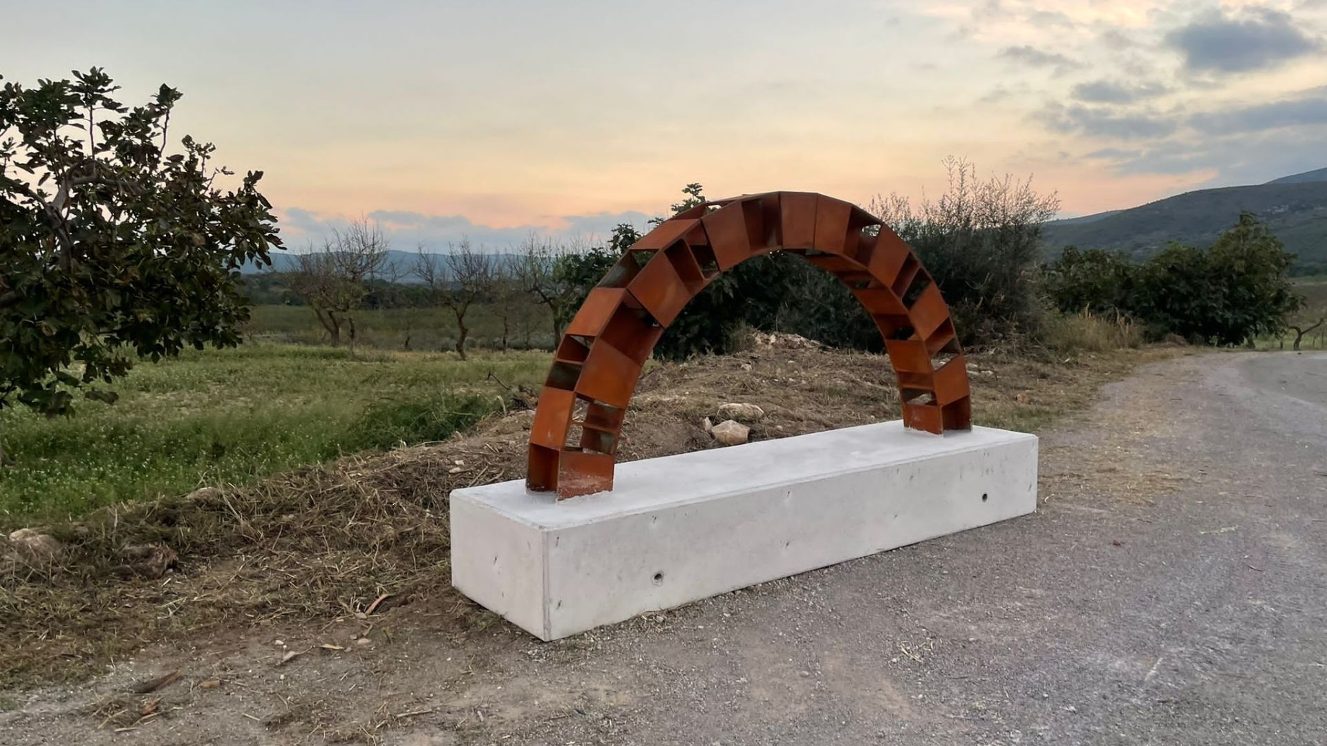 skulpturen aus eisen in plana de larc,