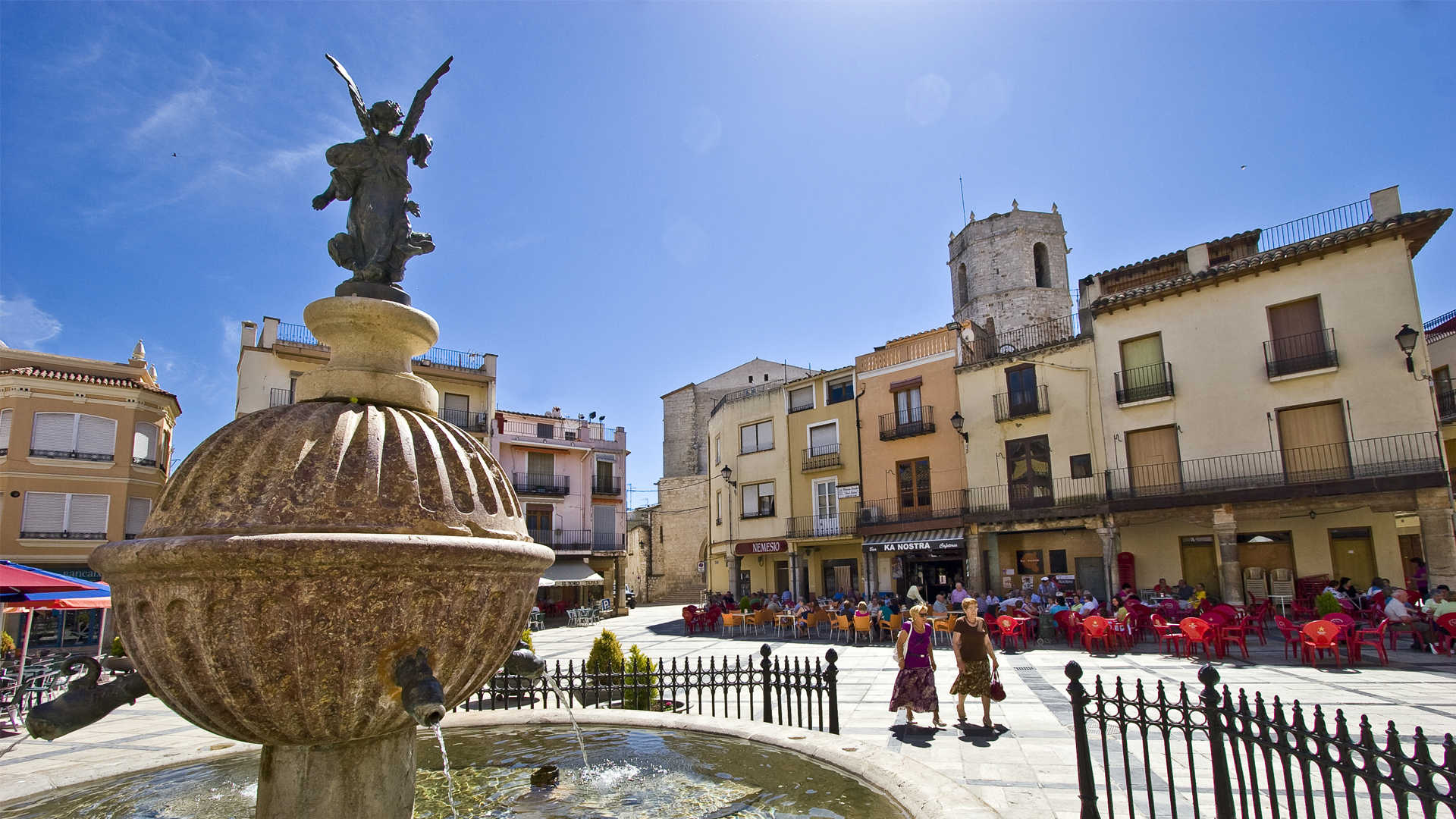 https://multimedia.comunitatvalenciana.com/85DAC8BFB9B34BD0BB5005D0ADB3DC61/img/B30667A6C6BB4701B0AB65BB6E1FEB71/Sant_Mateu_Plaza_Mayor_1.jpg?responsive