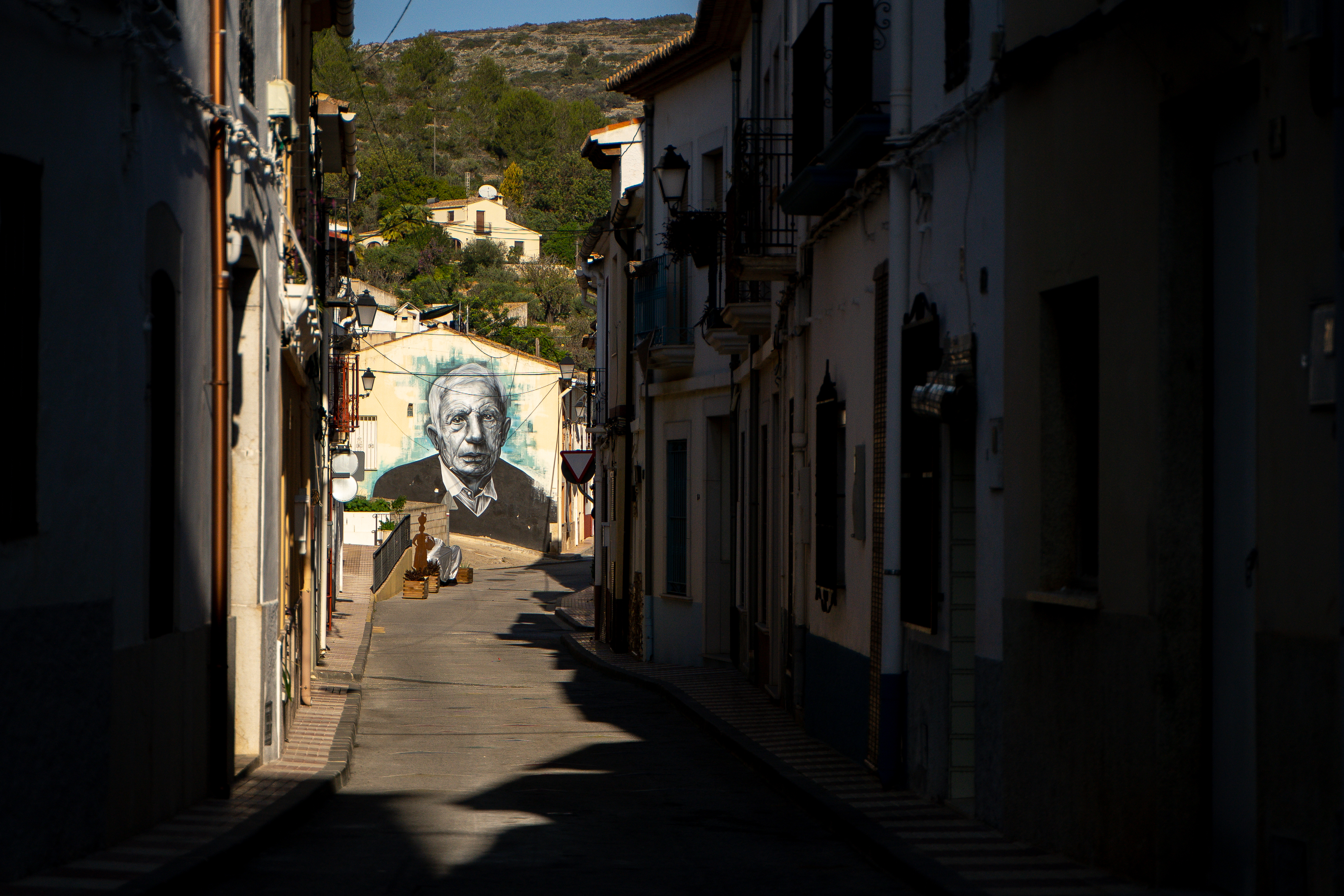 Calle Senija y mural MOS