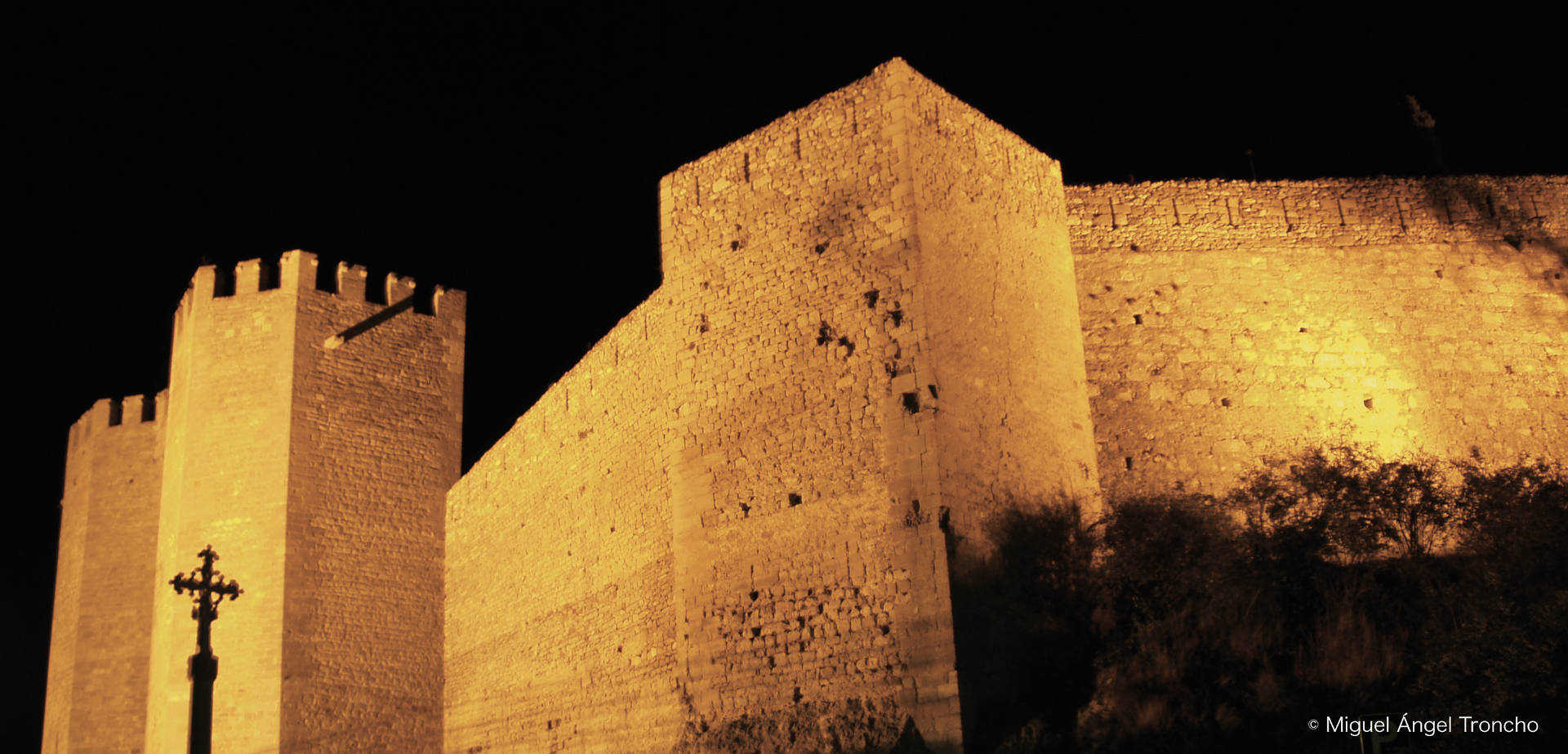 Discover Morella castle and curtain walls