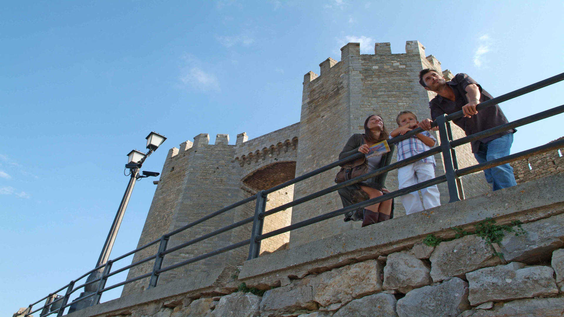 Discover Morella castle and curtain walls