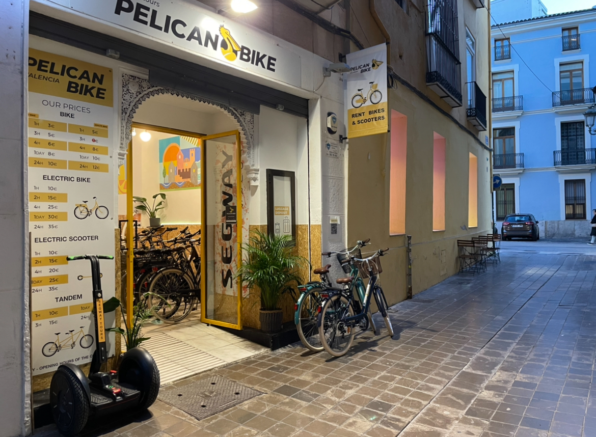Entrada a la tienda de pelican Bike en calle Hierba 4 cerca del Catedral y plaza de la Virgen