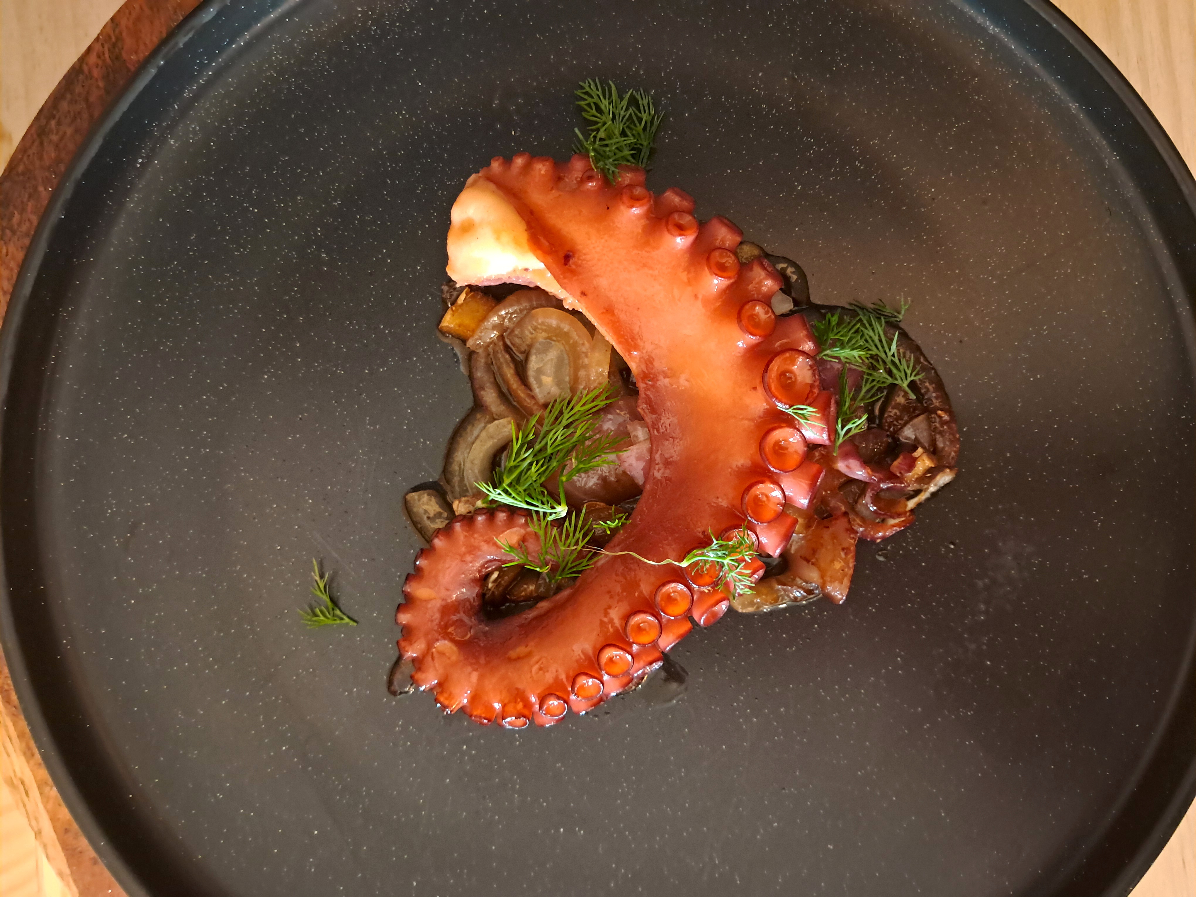 Un maridaje único entre la gastronomía balcánica y los vinos valencianos