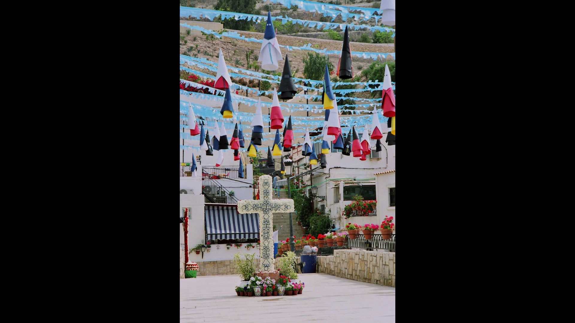 Fiesta de las Cruces de Mayo en el barrio de Santa Cruz en Alicante