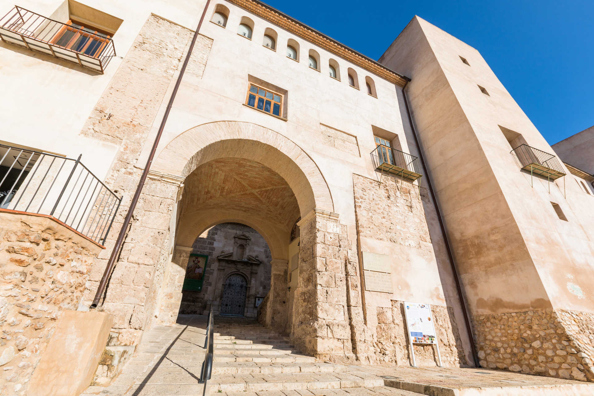 https://multimedia.comunitatvalenciana.com/C8827960FBF84D278F173F8FA087D3CE/img/9E6DF8430FFE48E29CCC648FC510F555/Palacio_de_los_Mila_y_Arago_7H9A6089.jpg?responsive