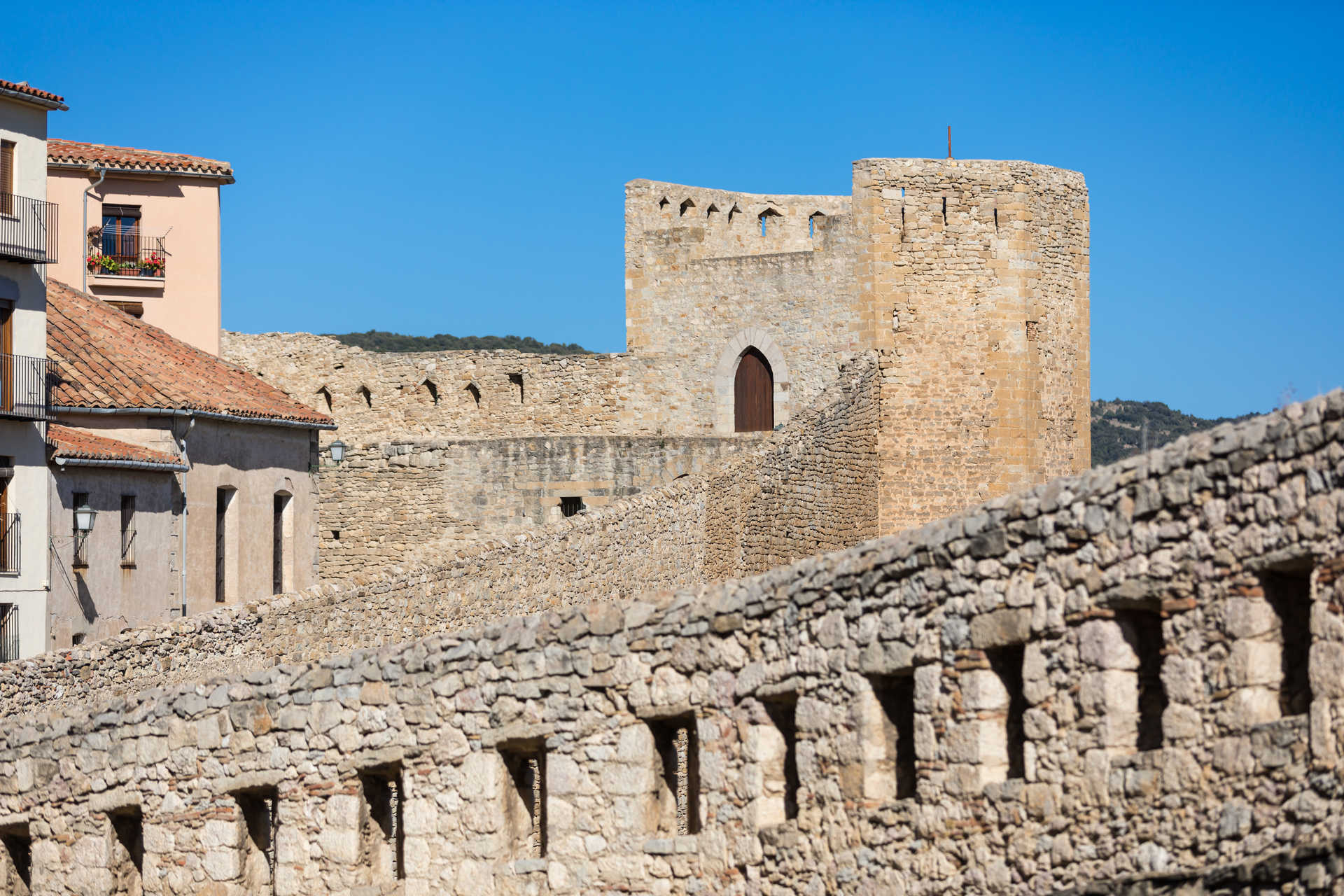 Discover Morella castle and curtain walls