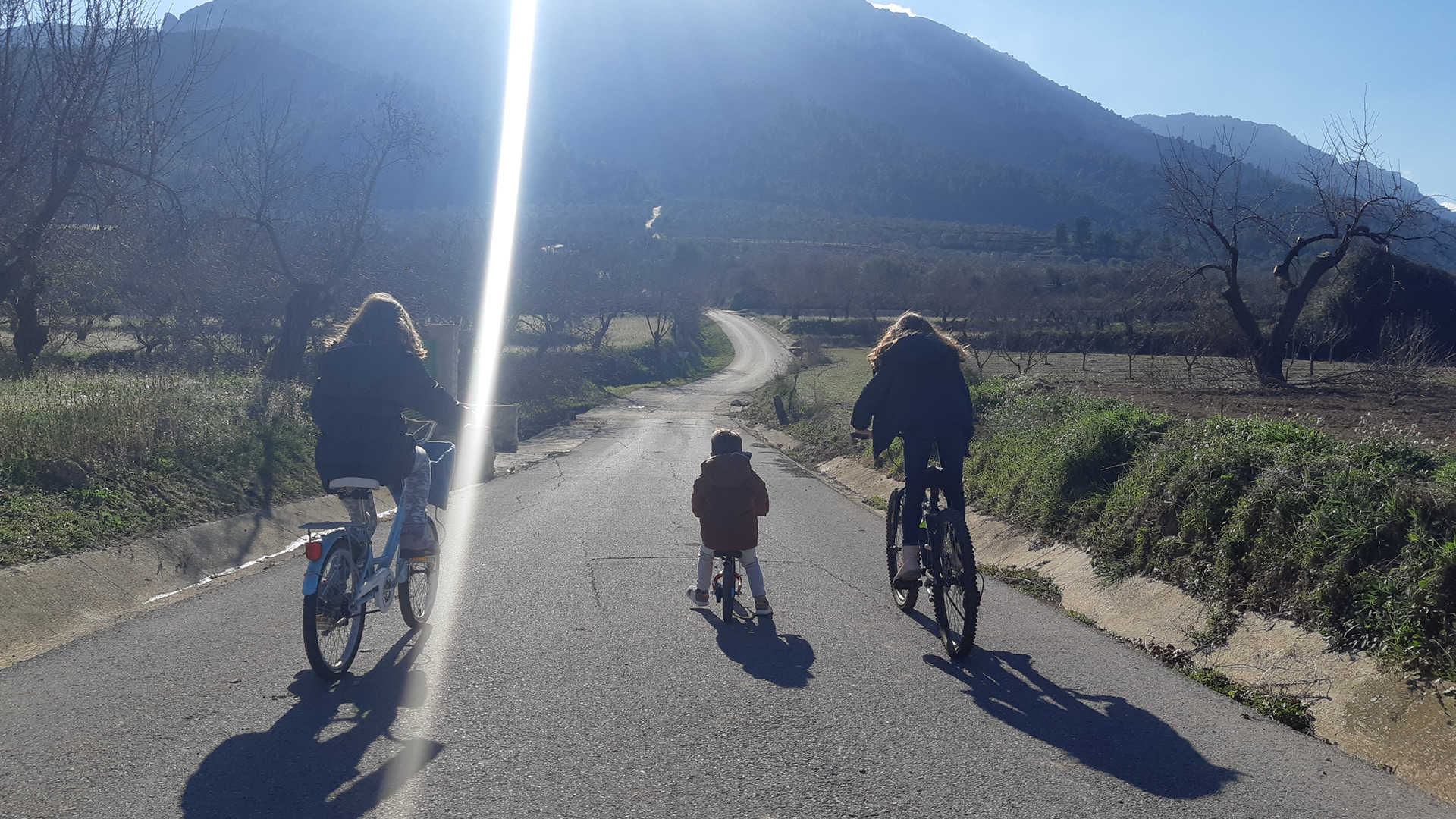 niñas y niños con bicicletas subiendo por el camino del Conde hacia Serrella
