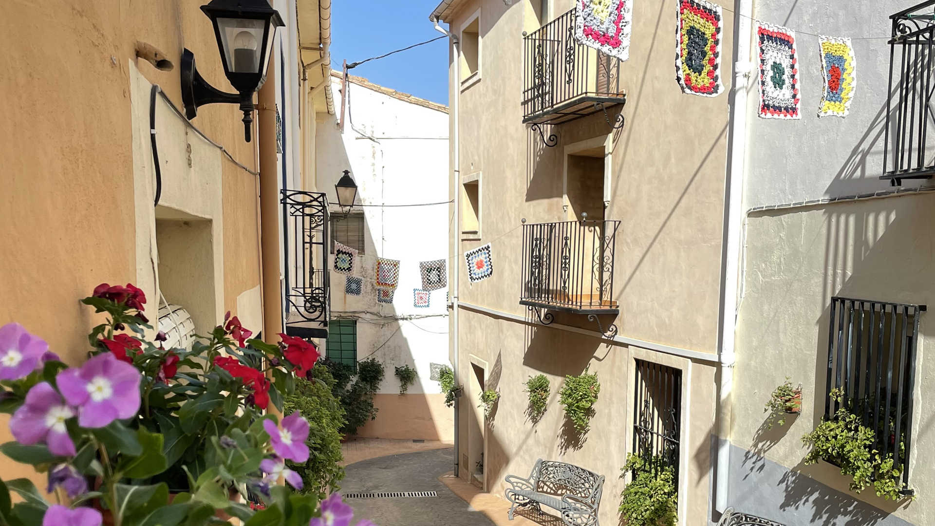 detall del carrer Salamanca a Fageca, amb les banderoles de 